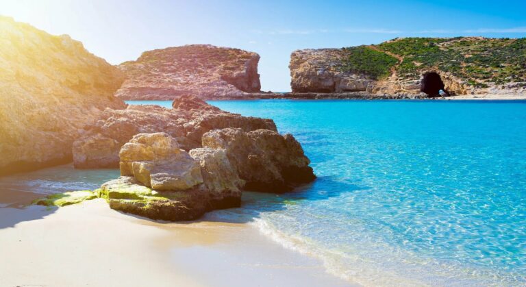 Blue_lagoon_beach_sand_comino_malta